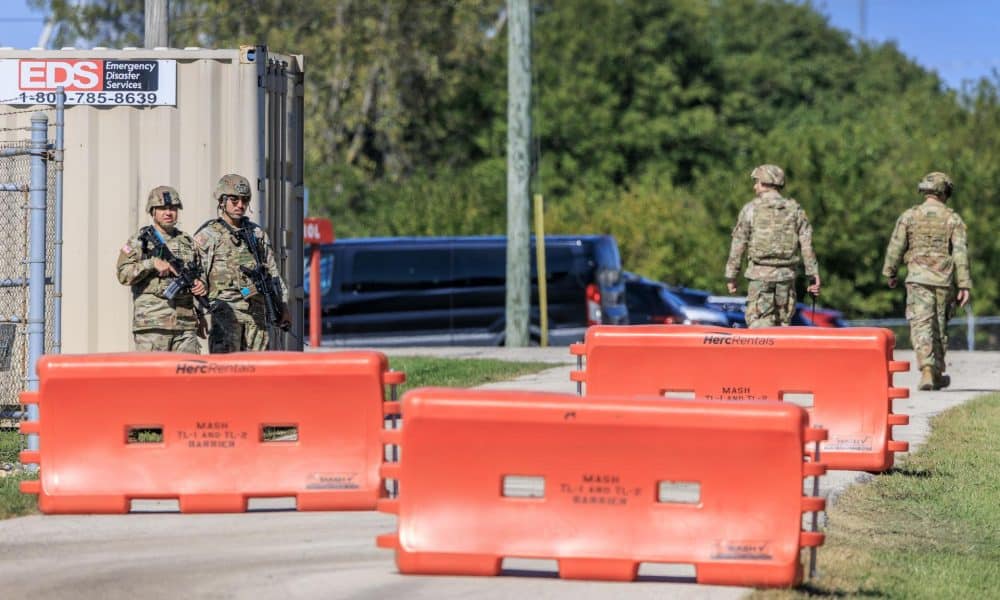 Personal militar de la Guardia Nacional patrulla en el Centro de la Reserva del Ejército de EE.UU. en Elwood, Illinois, el 9 de octubre de 2025. EFE/CRISTOBAL HERRERA-ULASHKEVICH