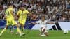 El delantero del Real Madrid Kylian Mbappé (d) juega un balón ante dos jugadores del Villarreal, durante el partido de LaLiga de fútbol que Real Madrid y Villarreal disputan en el estadio Santiago Bernabéu. EFE/Guillén
