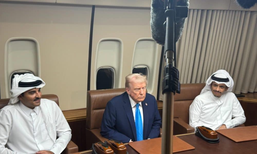 El presidente de Estados Unidos, Donald Trump (c) durante una reunión con el Emir de Catar, Tamim bin Hamad Al Thani (i) y el primer ministro de Catar, Mohammed bin Abdulrahman Al Thani durante una reunión este sábado, en Catar (Emiratos Árabes). EFE/ POOL