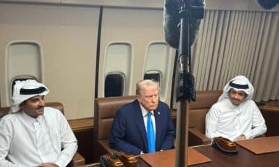 El presidente de Estados Unidos, Donald Trump (c) durante una reunión con el Emir de Catar, Tamim bin Hamad Al Thani (i) y el primer ministro de Catar, Mohammed bin Abdulrahman Al Thani durante una reunión este sábado, en Catar (Emiratos Árabes). EFE/ POOL