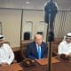 El presidente de Estados Unidos, Donald Trump (c) durante una reunión con el Emir de Catar, Tamim bin Hamad Al Thani (i) y el primer ministro de Catar, Mohammed bin Abdulrahman Al Thani durante una reunión este sábado, en Catar (Emiratos Árabes). EFE/ POOL