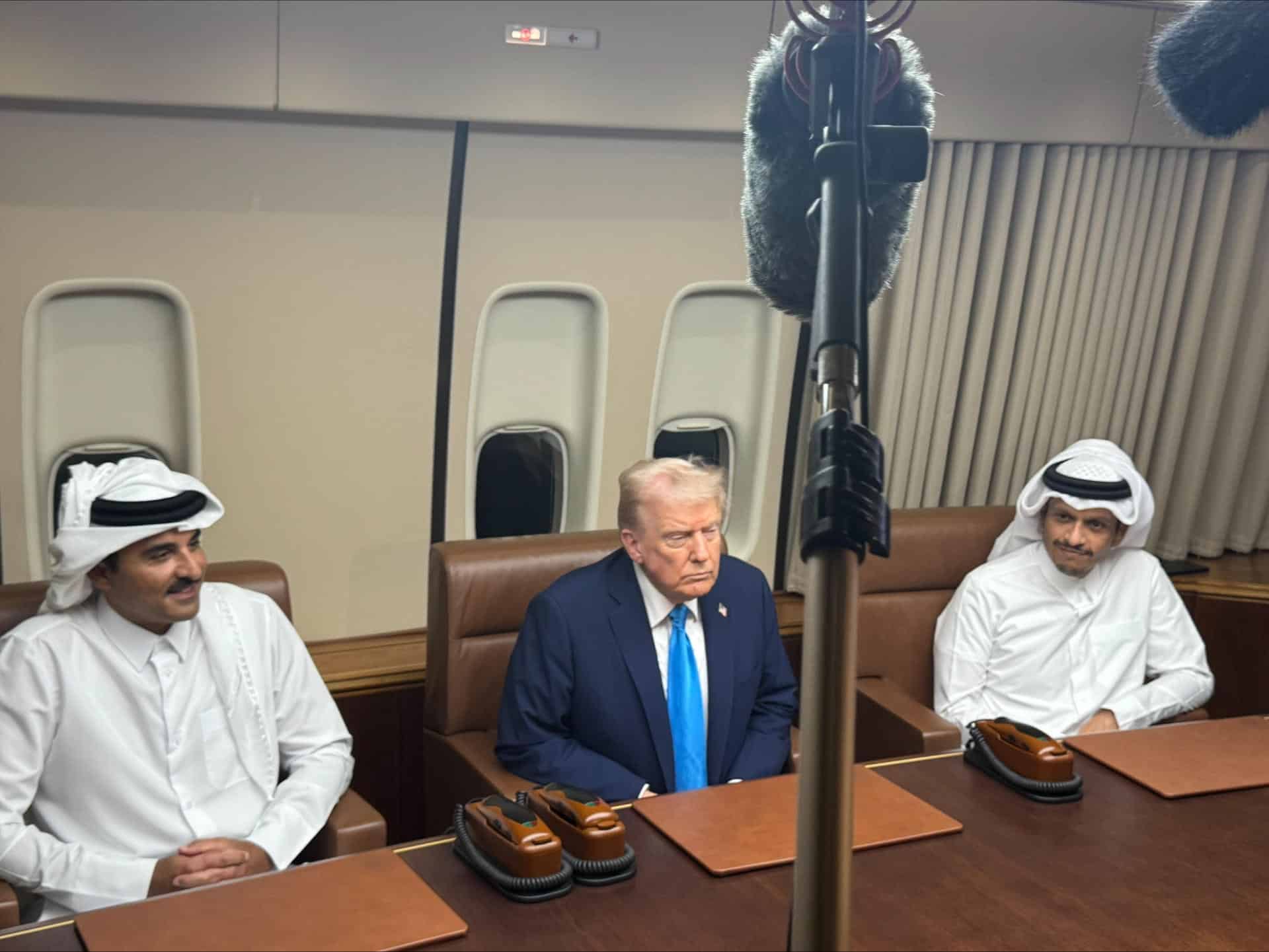 El presidente de Estados Unidos, Donald Trump (c) durante una reunión con el Emir de Catar, Tamim bin Hamad Al Thani (i) y el primer ministro de Catar, Mohammed bin Abdulrahman Al Thani durante una reunión este sábado, en Catar (Emiratos Árabes). EFE/ POOL