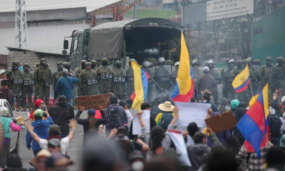 Manifestantes se enfrentan con la Policía de Ecuador durante una protesta este domingo, en Quito (Ecuador). EFE/ José Jácome