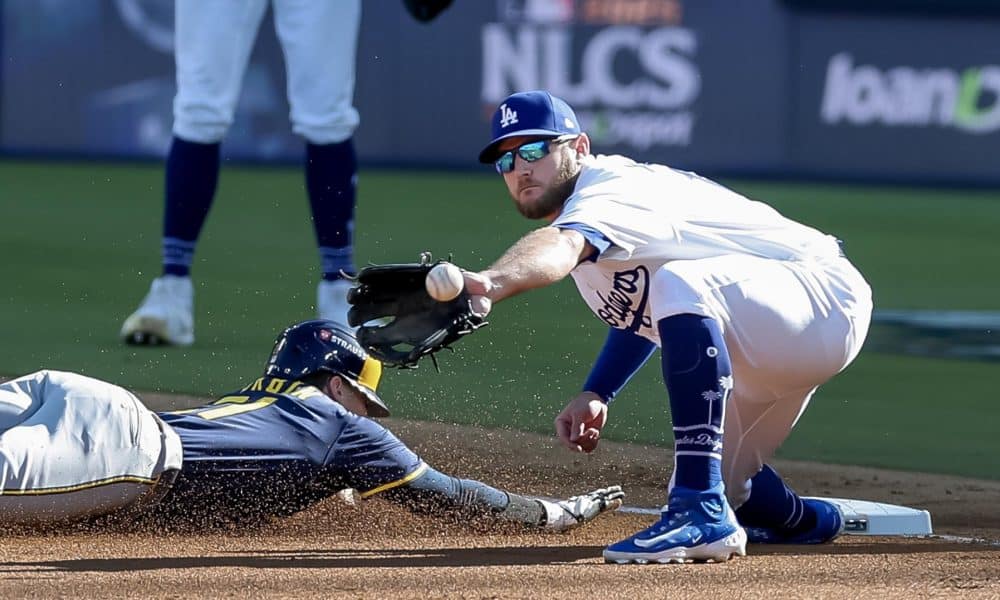 El antesalista de los Cerveceros de Milwaukee Caleb Durbin (i) se desliza a salvo de la captura de Max Dunci de Los Dodgers de Los Angeles, este jueves durante el tercer juego de la Serie de Campeonato de la Liga Nacional, el primero en Los Ángeles (California). EFE/EPA/ALLISON DINNER