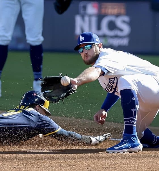 El antesalista de los Cerveceros de Milwaukee Caleb Durbin (i) se desliza a salvo de la captura de Max Dunci de Los Dodgers de Los Angeles, este jueves durante el tercer juego de la Serie de Campeonato de la Liga Nacional, el primero en Los Ángeles (California). EFE/EPA/ALLISON DINNER