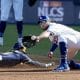 El antesalista de los Cerveceros de Milwaukee Caleb Durbin (i) se desliza a salvo de la captura de Max Dunci de Los Dodgers de Los Angeles, este jueves durante el tercer juego de la Serie de Campeonato de la Liga Nacional, el primero en Los Ángeles (California). EFE/EPA/ALLISON DINNER
