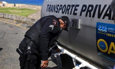 Un agente de la policía revisa una cisterna de agua potable este martes en una calle de San Juan, Puerto Rico. EFE/Thais Llorca