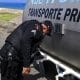 Un agente de la policía revisa una cisterna de agua potable este martes en una calle de San Juan, Puerto Rico. EFE/Thais Llorca