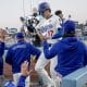 El bateador designado de los Los Angeles Dodgers, Shohei Ohtani (c), es recibido en el dugout después de conectar un jonrón en solitario contra los Azulejos de Toronto durante la tercera entrada del tercer juego de la Serie Mundial de la MLB. EFE/EPA/ALLISON DINNER