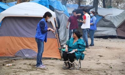 Personal del Alto Comisionado de las Naciones Unidas para los Refugiados (Acnur), coloca pulseras a migrantes centroamericanos, en un albergue en la ciudad de Matamoros, en el estado de Tamaulipas. Imagen de archivo. EFE/Abraham Pineda-Jacome
