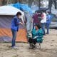 Personal del Alto Comisionado de las Naciones Unidas para los Refugiados (Acnur), coloca pulseras a migrantes centroamericanos, en un albergue en la ciudad de Matamoros, en el estado de Tamaulipas. Imagen de archivo. EFE/Abraham Pineda-Jacome