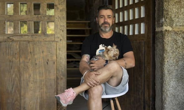 Fernando Blanco posa para EFE a las puertas de su casa en A Veiga, una aldea de la comarca del Ribeiro, en Ourense. EFE/ Brais Lorenzo
