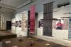 Un proyecto de arte social expuesto en el Museo Etnológico de Viena ('Weltmuseum'), explora a través de los hilos y los colores el concepto del "tiempo" como reliquia ancestral, devolviendo el valor al proceso creativo de artesanas y artesanos tejedores de 30 comunidades indígenas de México. En la imagen, telas decoradas en telares junto a retratos de las tejedoras y materiales naturales usados para los tintes en la exposición 'Los colores de la tierra' inaugurada esta semana y abierta al público hasta abril de 2026. EFE/ Núria Morchón