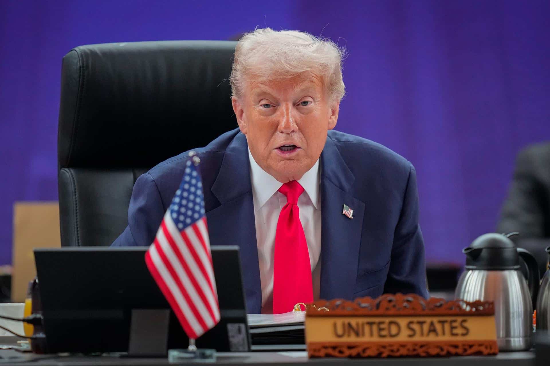 El presidente estadounidense Donald Trump interviene en la cumbre de la Asociación de Naciones del Sudeste Asiático (ASEAN) en Kuala Lumpur, Malasia. EFE/ Vincent Thian / Pool