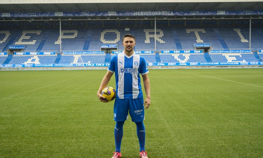 VITORIA, 03/01/2025.- El central argentino Facundo Garcés en el campo de Mondizorroza durante su presentación como nuevo jugador del Deportivo Alavés, este viernes.  EFE/ Adrian Ruiz Hierro