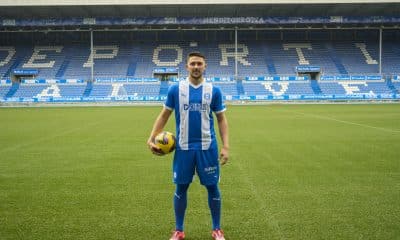 VITORIA, 03/01/2025.- El central argentino Facundo Garcés en el campo de Mondizorroza durante su presentación como nuevo jugador del Deportivo Alavés, este viernes.  EFE/ Adrian Ruiz Hierro