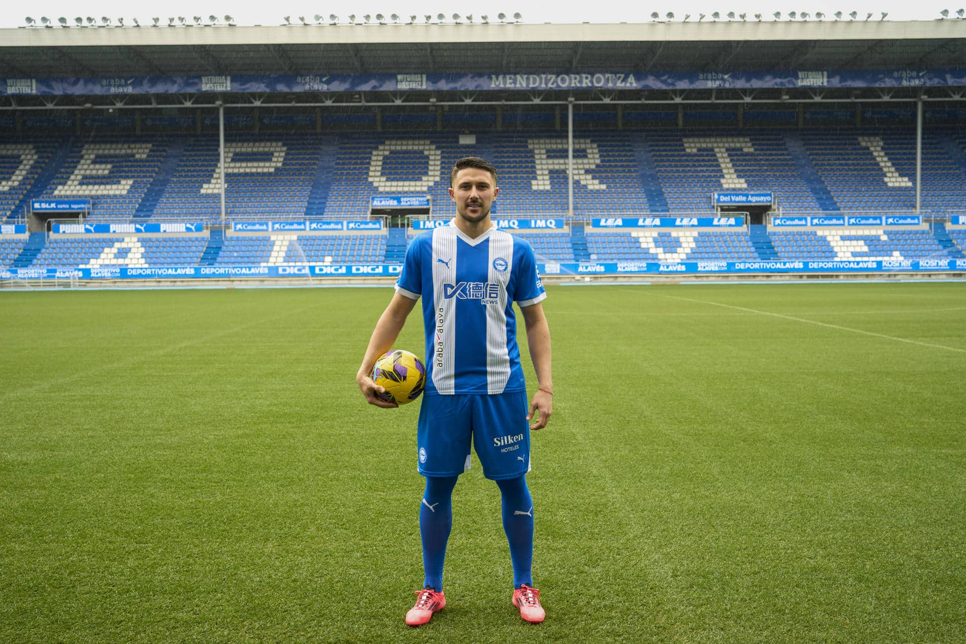 VITORIA, 03/01/2025.- El central argentino Facundo Garcés en el campo de Mondizorroza durante su presentación como nuevo jugador del Deportivo Alavés, este viernes.  EFE/ Adrian Ruiz Hierro