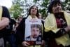 Personas participan en una manifestación al cumplirse el segundo aniversario de los ataques de Hamás contra Israel, pidiendo la liberación de los rehenes cautivos en el enclave palestino, este martes en Buenos Aires (Argentina). EFE/ Juan Ignacio Roncoroni
