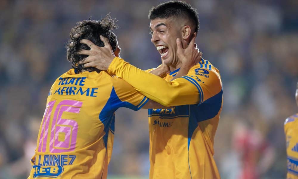 Juan Brunetta (d) y Diego Lainez (i) de Tigres celebran un gol este viernes, en un partido de la Liga MX entre Tigres y Necaxa en el estadio Universitario de la UANL, en San Nicolás de los Garza (México). EFE/ Miguel Sierra.