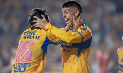 Juan Brunetta (d) y Diego Lainez (i) de Tigres celebran un gol este viernes, en un partido de la Liga MX entre Tigres y Necaxa en el estadio Universitario de la UANL, en San Nicolás de los Garza (México). EFE/ Miguel Sierra.