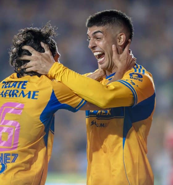 Juan Brunetta (d) y Diego Lainez (i) de Tigres celebran un gol este viernes, en un partido de la Liga MX entre Tigres y Necaxa en el estadio Universitario de la UANL, en San Nicolás de los Garza (México). EFE/ Miguel Sierra.
