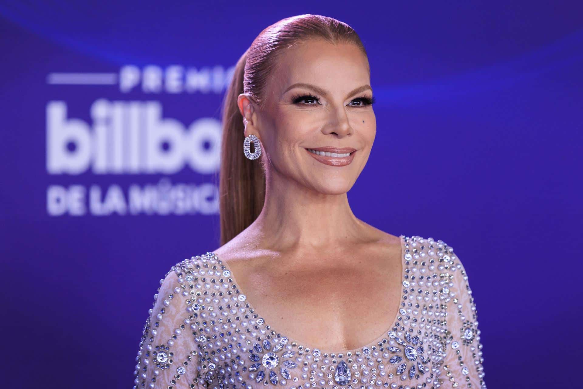 Olga Tañón llega a la alfombra roja de los premios Billboard de la Música Latina 2025 en el James L. Knight Center en Miami, Florida. EFE/EPA/CRISTOBAL HERRERA-ULASHKEVICH