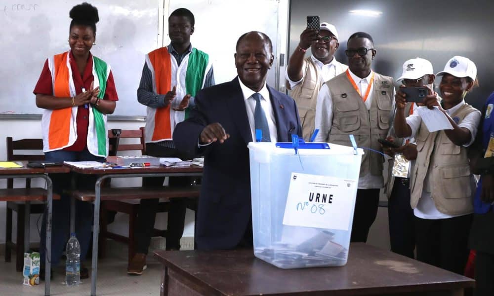 El presidente en funciones de Costa de Marfil, Alassane Ouattara, quien se postula para la reelección, emite su voto durante la elección presidencial en Abidjan, Costa de Marfil, el 25 de octubre de 2025. Según la Comisión Electoral Independiente, se espera que unos 8.7 millones de votantes registrados emitan sus votos en más de 25,000 lugares de votación en todo el país. (Elecciones, Costa de Marfil) EFE/EPA/LEGNAN KOULA