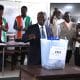 El presidente en funciones de Costa de Marfil, Alassane Ouattara, quien se postula para la reelección, emite su voto durante la elección presidencial en Abidjan, Costa de Marfil, el 25 de octubre de 2025. Según la Comisión Electoral Independiente, se espera que unos 8.7 millones de votantes registrados emitan sus votos en más de 25,000 lugares de votación en todo el país. (Elecciones, Costa de Marfil) EFE/EPA/LEGNAN KOULA