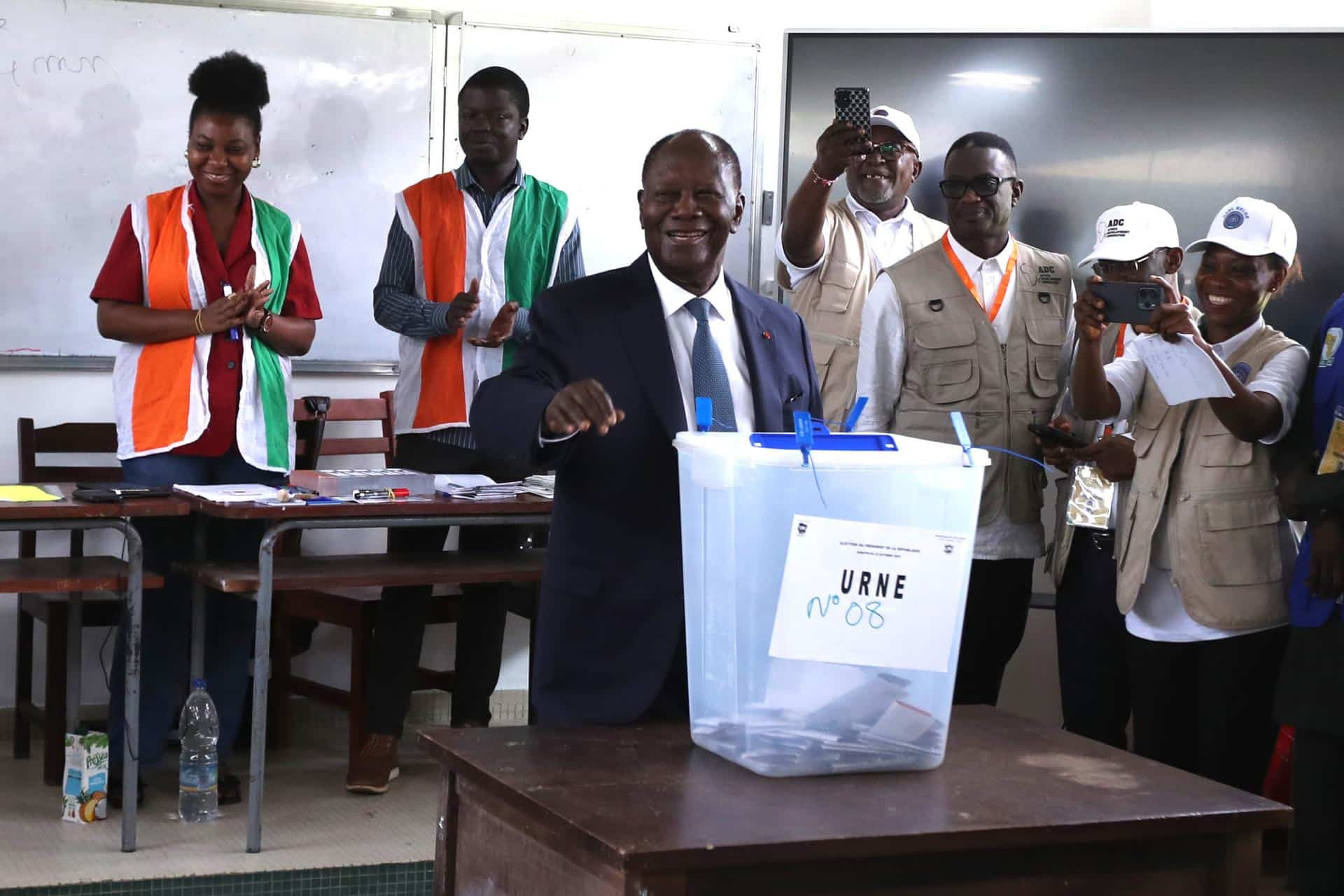 El presidente en funciones de Costa de Marfil, Alassane Ouattara, quien se postula para la reelección, emite su voto durante la elección presidencial en Abidjan, Costa de Marfil, el 25 de octubre de 2025. Según la Comisión Electoral Independiente, se espera que unos 8.7 millones de votantes registrados emitan sus votos en más de 25,000 lugares de votación en todo el país. (Elecciones, Costa de Marfil) EFE/EPA/LEGNAN KOULA