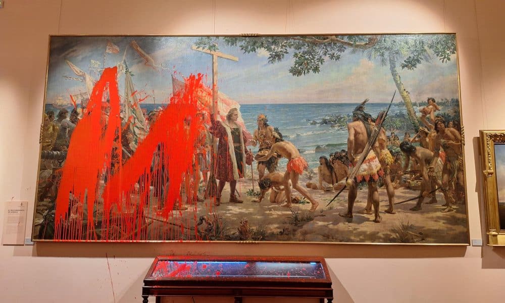 MADRID, 12/10/2025.- Dos activistas del movimiento de desobediencia civil no violenta Futuro Vegetal han lanzado este domingo pintura roja biodegradable sobre un cuadro en el Museo Naval de Madrid, en un acto de protesta por la celebración de la Fiesta Nacional y para denunciar el actual neocolonialismo extractivista que explota sus recursos naturales. EFE/ Gaspar Ruiz-canela