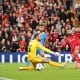 El jugador del Liverpool Mohamed Salah (d) en una imagen de archivo de esta temporada. EFE/EPA/ADAM VAUGHAN
