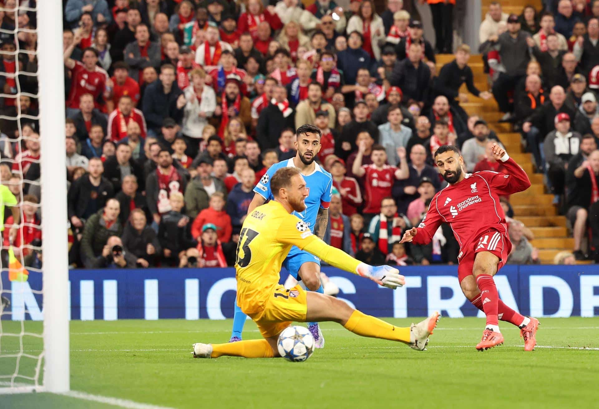 El jugador del Liverpool Mohamed Salah (d) en una imagen de archivo de esta temporada. EFE/EPA/ADAM VAUGHAN