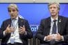 El ministro de Economía argentino, Luis Caputo (i), y el presidente del Banco Central de Argentina, Santiago Bausili, hablan durante un evento en el Atlantic Council este miércoles, en Washington (Estados Unidos). EFE/ Lenin Nolly