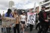 Personas participan en una manifestación en apoyo a Palestina pidiendo el fin de la ofensiva israelí en Gaza este martes, en Bogotá (Colombia). EFE/ Carlos Ortega
