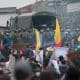Foto de archivo de manifestantes se enfrentan con la Policía de Ecuador durante una protesta este domingo, en Quito (Ecuador). EFE/ José Jácome