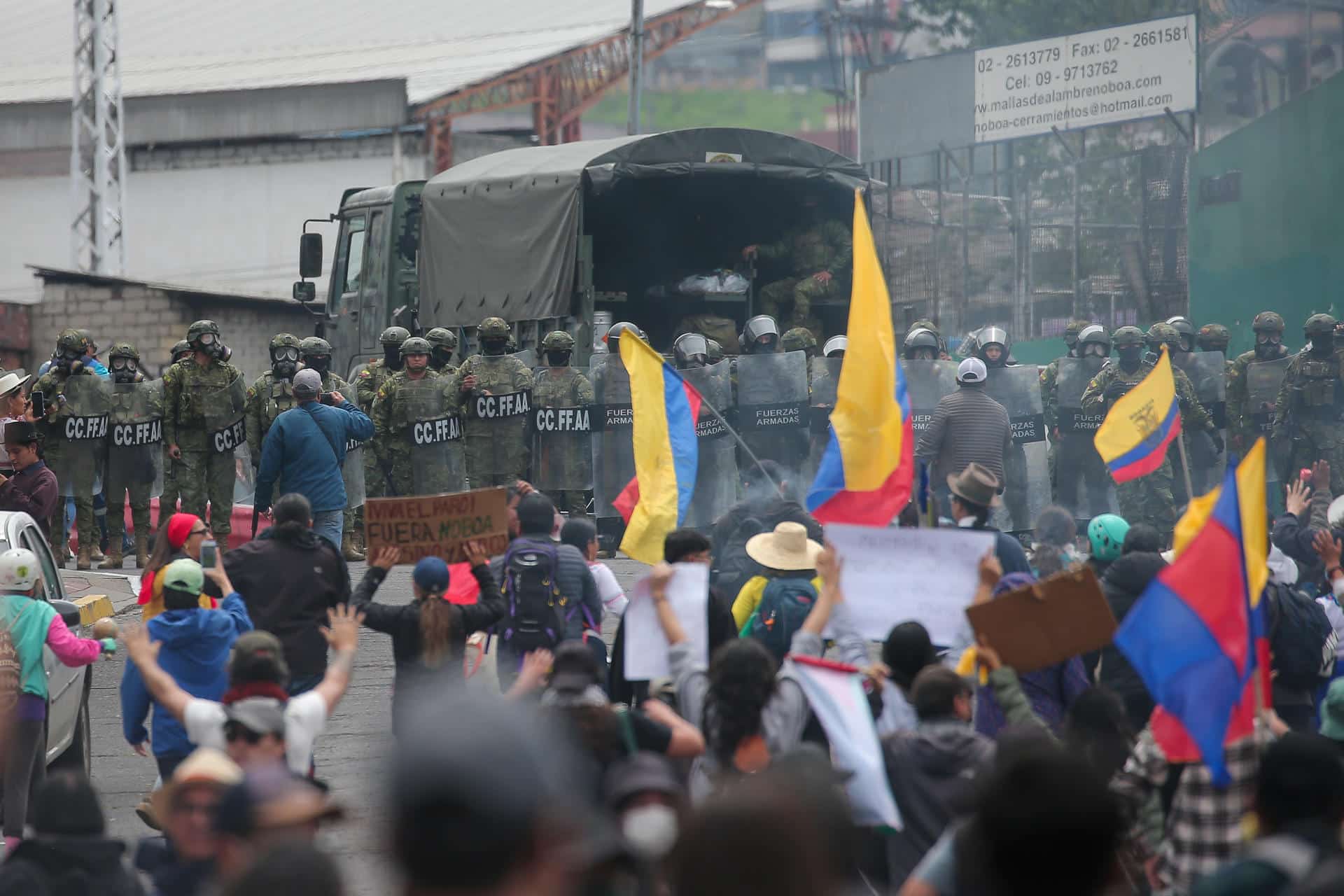 Foto de archivo de manifestantes se enfrentan con la Policía de Ecuador durante una protesta este domingo, en Quito (Ecuador). EFE/ José Jácome