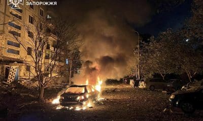 Imagen cedida por el Servicio Estatal de Emergencias ucraniano que muestra la destrucción en un edificio residencial en Zaporiyia, la madrugada de este domingo. EFE/EPA/STATE EMERGENCY SERVICE /Cedida/Solo uso editorial
