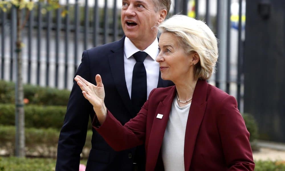 El primer ministro de Eslovenia, Robert Golob, (D), recibe a la presidenta de la Comisión Europea, Ursula von der Leyen, (I), durante la cumbre de líderes MED9 en el Kempinski Palace, en Portoroz, Eslovenia, el 20 de octubre de 2025. Eslovenia acoge a los líderes de MED9, quienes se reúnen con el rey de Jordania y la presidenta de la Comisión Europea, para discutir la competitividad europea y la situación en Oriente Medio. (Jordania, Eslovenia) 
EFE/EPA/ANTONIO BAT