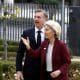 El primer ministro de Eslovenia, Robert Golob, (D), recibe a la presidenta de la Comisión Europea, Ursula von der Leyen, (I), durante la cumbre de líderes MED9 en el Kempinski Palace, en Portoroz, Eslovenia, el 20 de octubre de 2025. Eslovenia acoge a los líderes de MED9, quienes se reúnen con el rey de Jordania y la presidenta de la Comisión Europea, para discutir la competitividad europea y la situación en Oriente Medio. (Jordania, Eslovenia) 
EFE/EPA/ANTONIO BAT