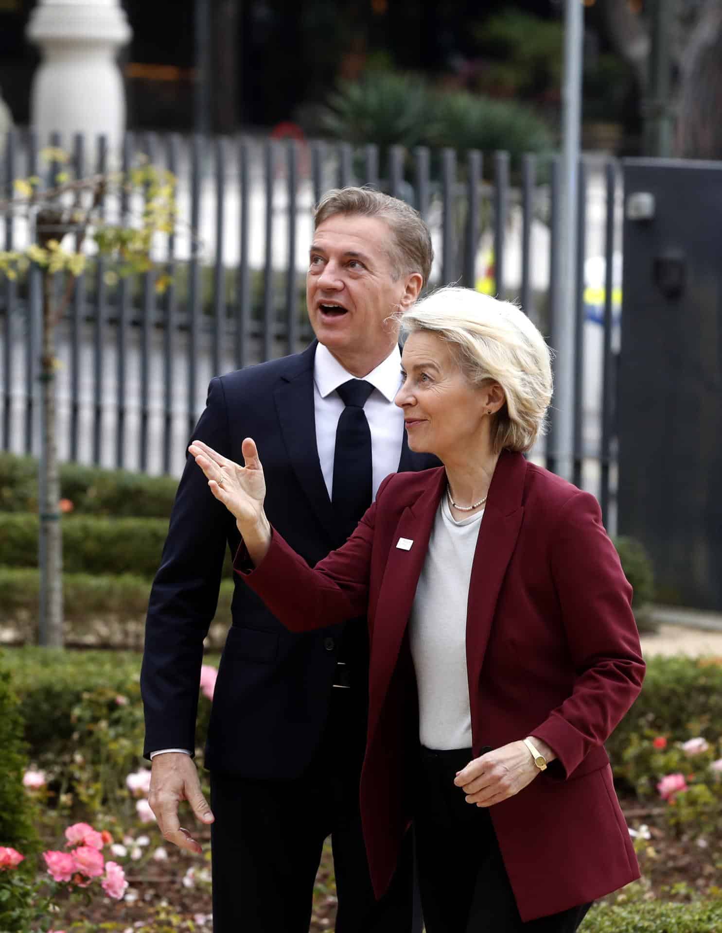 El primer ministro de Eslovenia, Robert Golob, (D), recibe a la presidenta de la Comisión Europea, Ursula von der Leyen, (I), durante la cumbre de líderes MED9 en el Kempinski Palace, en Portoroz, Eslovenia, el 20 de octubre de 2025. Eslovenia acoge a los líderes de MED9, quienes se reúnen con el rey de Jordania y la presidenta de la Comisión Europea, para discutir la competitividad europea y la situación en Oriente Medio. (Jordania, Eslovenia)
EFE/EPA/ANTONIO BAT