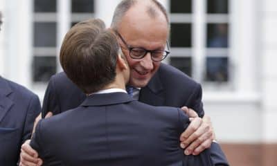 El presidente de Francia, Emmanuel Macron, y el canciller alemán Friedrich Merz (R) asisten a las celebraciones del Día de la Unidad Alemana 2025 en Saarbruecken, Alemania, 03 de octubre de 2025. El Día de la Unidad Alemana se celebra anualmente el 03 de octubre para conmemorar la reunificación de Alemania Oriental y Occidental en 1990. (Francia, Alemania) EFE/EPA/CHRISTOPHER NEUNDORF