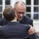 El presidente de Francia, Emmanuel Macron, y el canciller alemán Friedrich Merz (R) asisten a las celebraciones del Día de la Unidad Alemana 2025 en Saarbruecken, Alemania, 03 de octubre de 2025. El Día de la Unidad Alemana se celebra anualmente el 03 de octubre para conmemorar la reunificación de Alemania Oriental y Occidental en 1990. (Francia, Alemania) EFE/EPA/CHRISTOPHER NEUNDORF