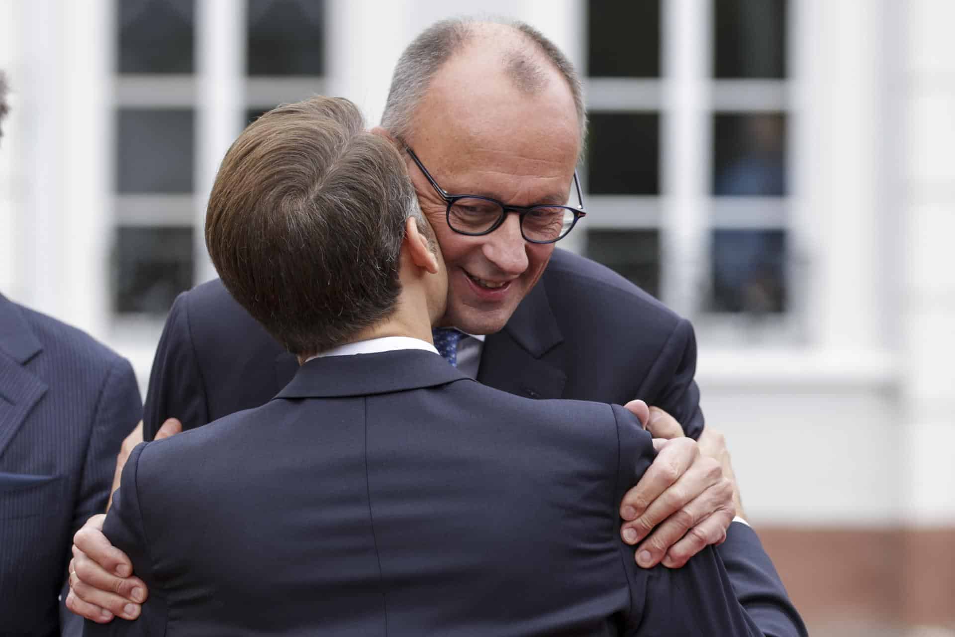 El presidente de Francia, Emmanuel Macron, y el canciller alemán Friedrich Merz (R) asisten a las celebraciones del Día de la Unidad Alemana 2025 en Saarbruecken, Alemania, 03 de octubre de 2025. El Día de la Unidad Alemana se celebra anualmente el 03 de octubre para conmemorar la reunificación de Alemania Oriental y Occidental en 1990. (Francia, Alemania) EFE/EPA/CHRISTOPHER NEUNDORF