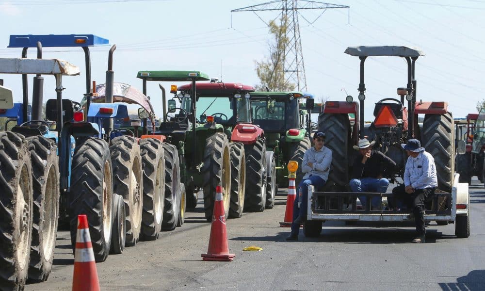 Agricultores del estado de Guanajuato bloquean la carretera de cuota León-Aguascalientes este lunes, en León (México). EFE/Luis Ramírez