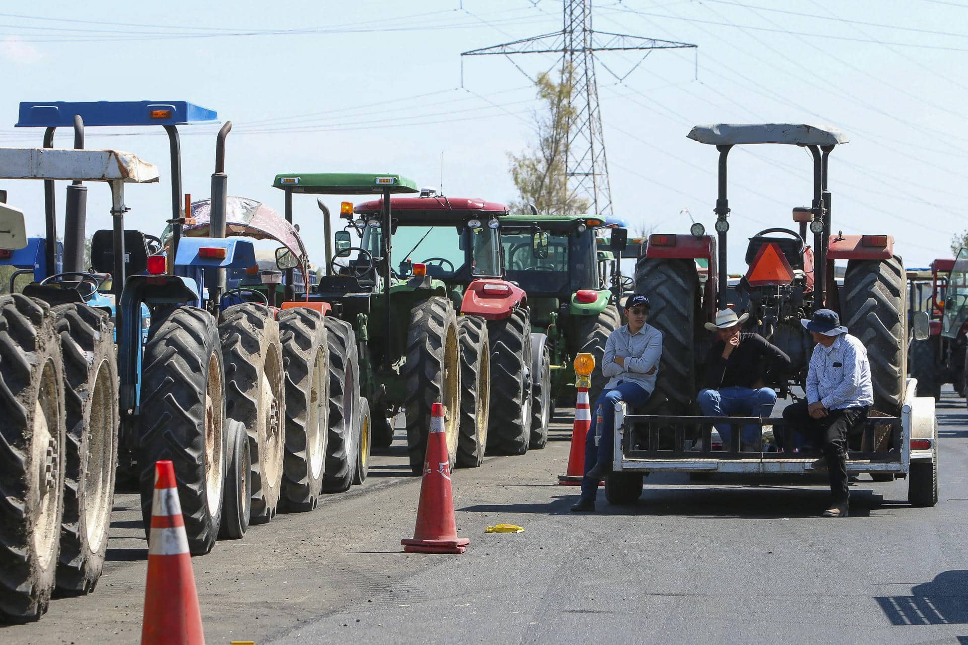 Agricultores del estado de Guanajuato bloquean la carretera de cuota León-Aguascalientes este lunes, en León (México). EFE/Luis Ramírez