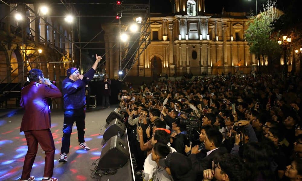 El rapero Almendrades participa en una exhibición de rap improvisado al finalizar un taller sobre la destreza del lenguaje en esta disciplina artística este martes, en la Plaza de Armas de Arequipa (Perú). EFE/Paolo Aguilar