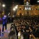 El rapero Almendrades participa en una exhibición de rap improvisado al finalizar un taller sobre la destreza del lenguaje en esta disciplina artística este martes, en la Plaza de Armas de Arequipa (Perú). EFE/Paolo Aguilar