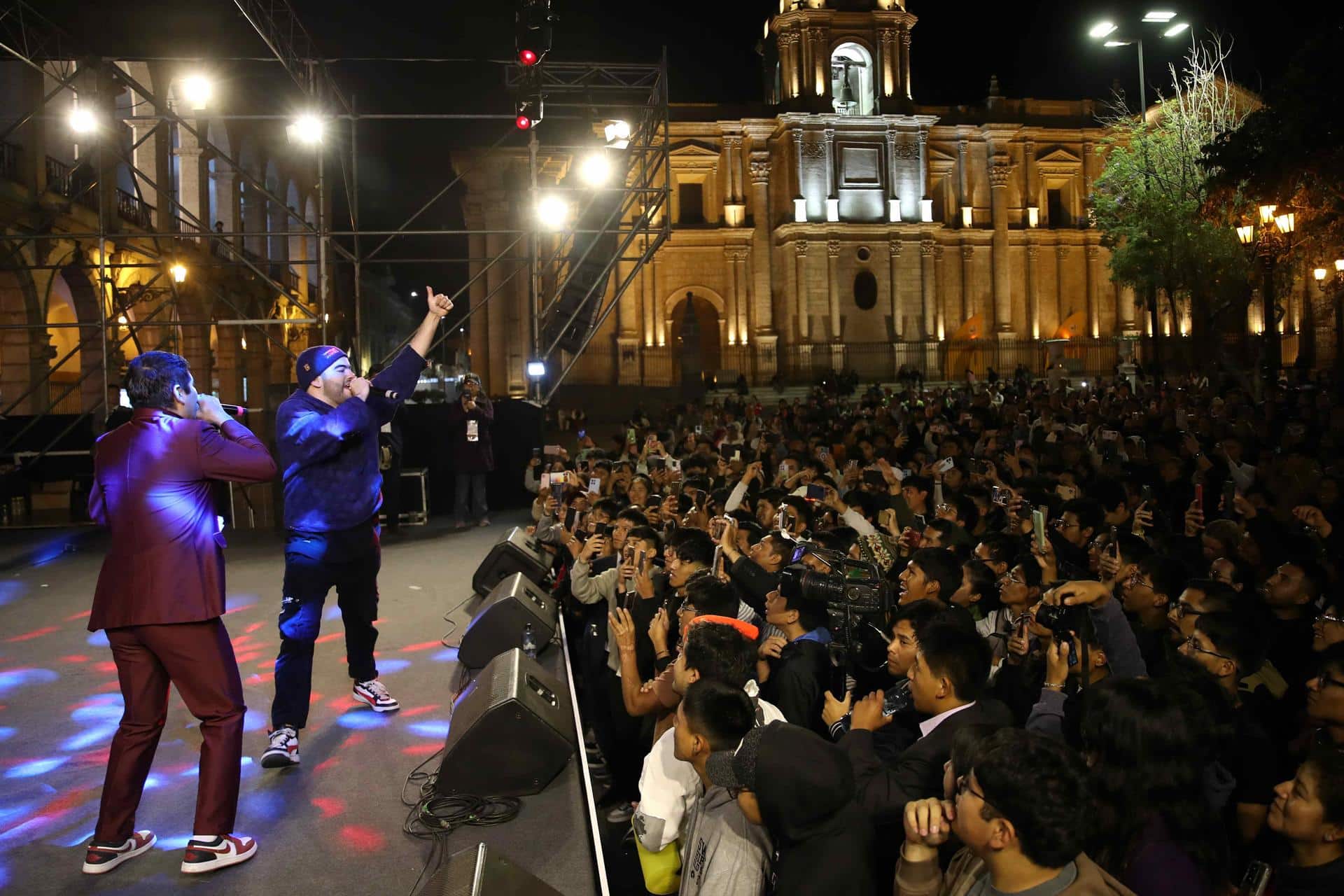 El rapero Almendrades participa en una exhibición de rap improvisado al finalizar un taller sobre la destreza del lenguaje en esta disciplina artística este martes, en la Plaza de Armas de Arequipa (Perú). EFE/Paolo Aguilar