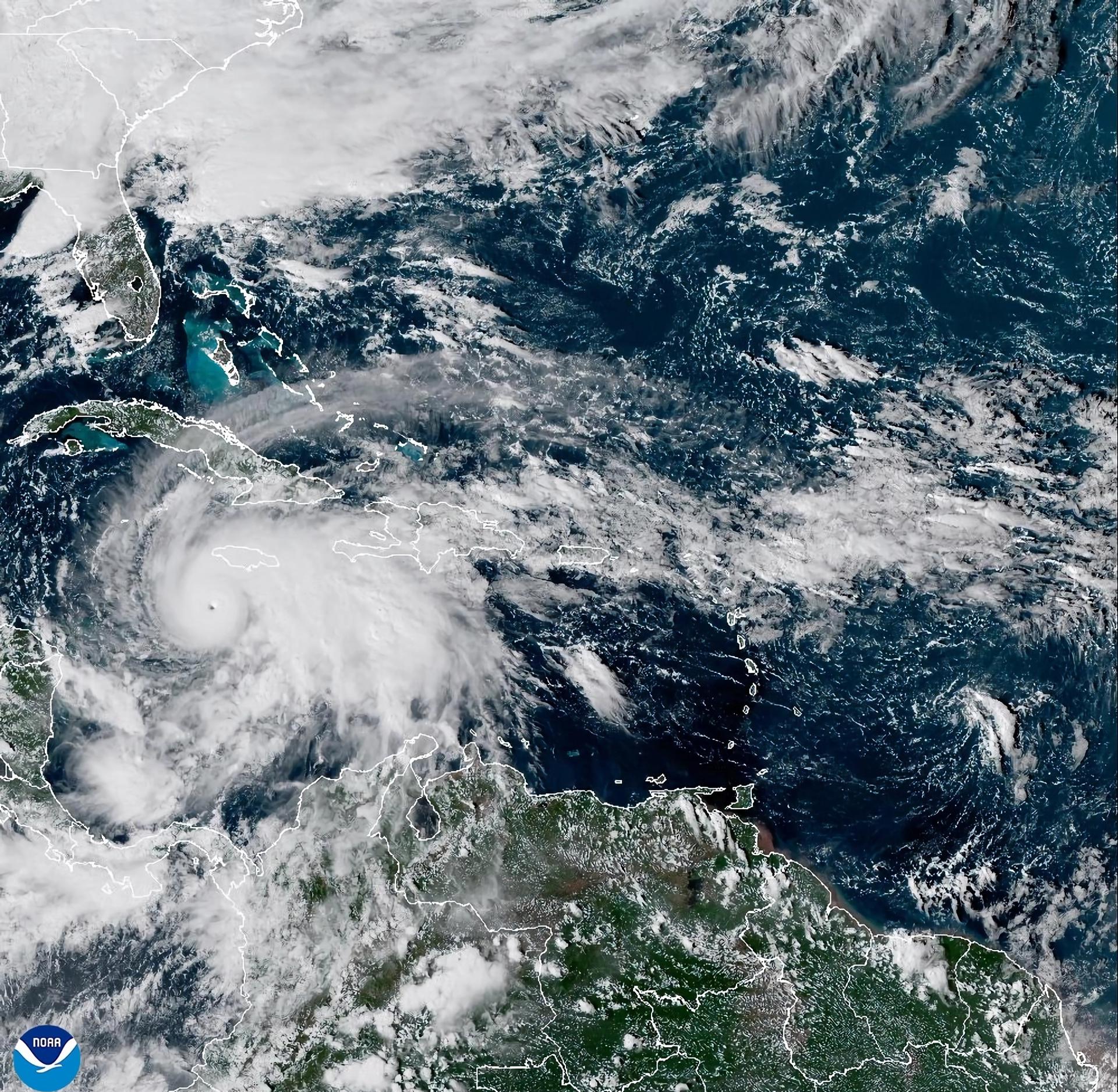 Fotografía satelital cedida por la Oficina Nacional de Administración Oceánica y Atmosférica de Estados Unidos (NOAA), a través del Centro Nacional de Huracanes (NHC), donde se muestra la localización del huracán Melissa en el mar del Caribe. EFE/ NOAA-NHC