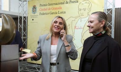 La alcaldesa de Granada, Marifrán Carazo (i), junto a la presidenta de la Fundación Federico García Lorca y sobrina del poeta, Laura García Lorca de los Ríos, comunica al poeta valenciano Jaime Siles que ha ganado el XXII Premio Internacional de Poesía Ciudad de Granada García Lorca entre las 37 candidaturas presentadas a este galardón que reconoce el conjunto de la obra poética de un autor vivo y que busca recuperar su impronta con una cuantía de 20.000 euros, este jueves en el Centro Federico García Lorca de Granada. EFE/Pepe Torres